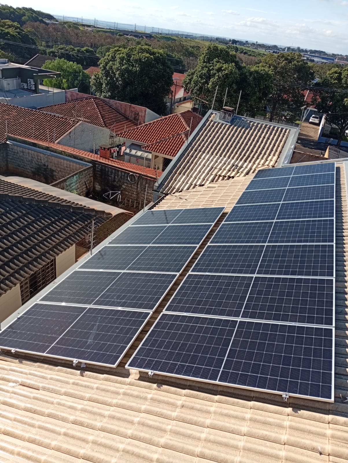 Galpão comercial com painéis solares no telhado